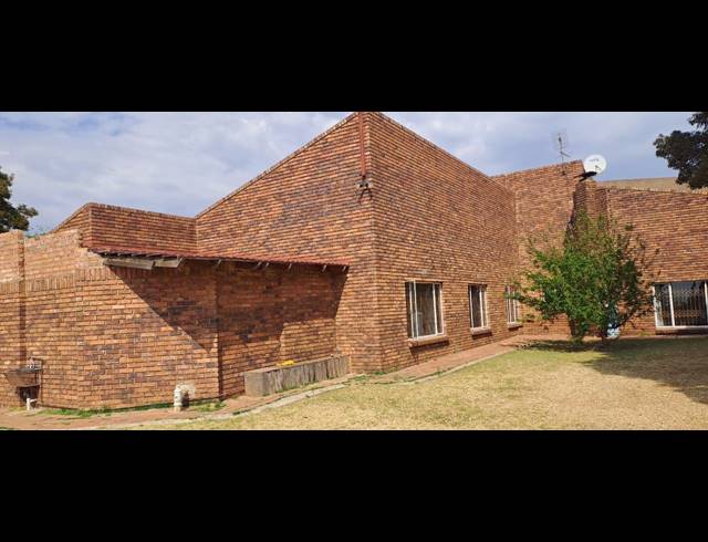 14 BEDROOM LODGE FOR SALE IN PUTFONTEIN